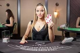 Tampilan Dragon Tiger Live di sawithoki dengan dealer langsung dan kartu yang jelas di atas meja